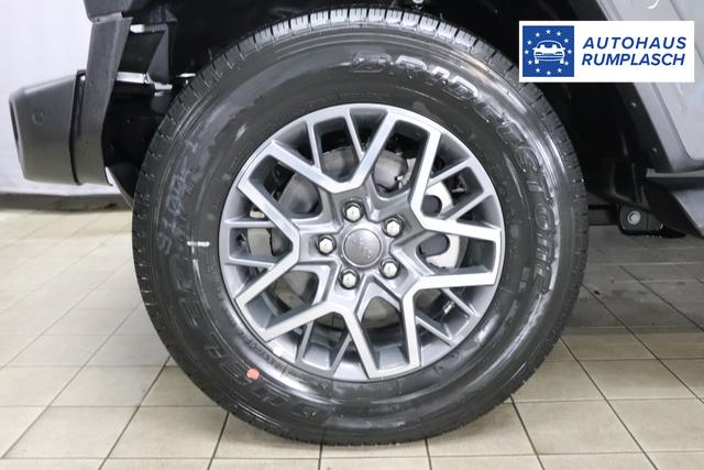 JEEP Wrangler Unlimited 2.0 GME 272 PHEV SaharaPDN Sting Gray 1ML + 212 Leder schwarz "0MH, 0ZT+LMS Sicherheits-Paket (ist in Deutschland Serie) AFF+212+JPM Overland-Paket 5CD Granite Crystal Metallic PAU AAN Technologie-Paket (ist in Deutschland Serie) AD6 LED Lightning Group mit LED-Hauptscheinwerfer (ist in Deutschland Serie) AFB Dachhimmel mit zusätzlicher Geräuschdämmung AHT Lichtmaschine / Batterie mit erhöhter Kapazität AWS, CWA MOPAR ® Allwetter-Fußmatten GCD, GMA Gorilla Glas (Frontscheibe) LSB Alarmanlage RDG GLOBAL TELEMATICS BOX MODULE (TBM) RTR E Call SOS klic XC3 MOPAR ® Haltegriffe XNY Off-Road Frontkamera"