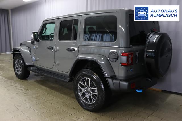 JEEP Wrangler Unlimited 2.0 GME 272 PHEV SaharaPDN Sting Gray 1ML + 212 Leder schwarz "0MH, 0ZT+LMS Sicherheits-Paket (ist in Deutschland Serie) AFF+212+JPM Overland-Paket 5CD Granite Crystal Metallic PAU AAN Technologie-Paket (ist in Deutschland Serie) AD6 LED Lightning Group mit LED-Hauptscheinwerfer (ist in Deutschland Serie) AFB Dachhimmel mit zusätzlicher Geräuschdämmung AHT Lichtmaschine / Batterie mit erhöhter Kapazität AWS, CWA MOPAR ® Allwetter-Fußmatten GCD, GMA Gorilla Glas (Frontscheibe) LSB Alarmanlage RDG GLOBAL TELEMATICS BOX MODULE (TBM) RTR E Call SOS klic XC3 MOPAR ® Haltegriffe XNY Off-Road Frontkamera"