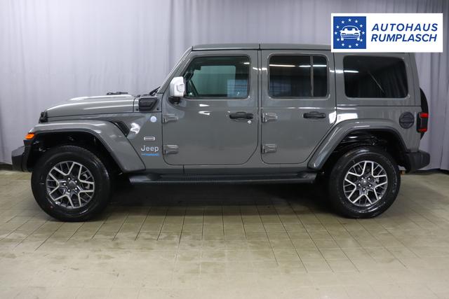JEEP Wrangler Unlimited 2.0 GME 272 PHEV SaharaPDN Sting Gray 1ML + 212 Leder schwarz "0MH, 0ZT+LMS Sicherheits-Paket (ist in Deutschland Serie) AFF+212+JPM Overland-Paket 5CD Granite Crystal Metallic PAU AAN Technologie-Paket (ist in Deutschland Serie) AD6 LED Lightning Group mit LED-Hauptscheinwerfer (ist in Deutschland Serie) AFB Dachhimmel mit zusätzlicher Geräuschdämmung AHT Lichtmaschine / Batterie mit erhöhter Kapazität AWS, CWA MOPAR ® Allwetter-Fußmatten GCD, GMA Gorilla Glas (Frontscheibe) LSB Alarmanlage RDG GLOBAL TELEMATICS BOX MODULE (TBM) RTR E Call SOS klic XC3 MOPAR ® Haltegriffe XNY Off-Road Frontkamera"