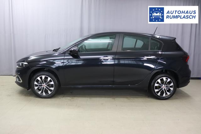 Tipo 5-Türer MY22 TIPO 5-Türer City Life Hybrid 1.5 GSE 96kW (130PS) DCT718 - Cinema Schwarz 645 - Stoff Schwarz "316 Rückfahrkamera mit dynamischen Führungslinien 452 Sitzheizung vorn 5CD Cinema Schwarz 7QC Uconnect™ NAV Navigationssystem und digitalem Audioempfang DAB+"