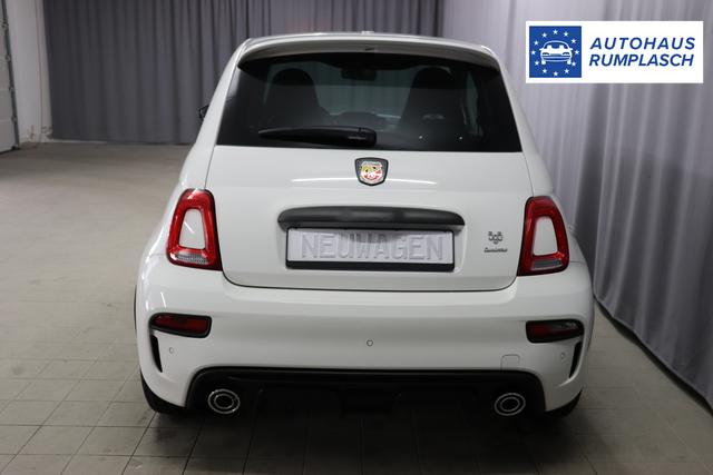 595 & 695 MY23 595 1.4 T-Jet 121 kW (165 PS) MT 268 - Gara Weiß 557 - Integral-Sportsitze Leder Schwarz "3L3 Komfort-Paket: Bi-Xenon Scheinwerfer, Beats® Audio Soundsystem 3L4 Tech-Paket 5CA Gara Weiß 9SV, Gutschrift Mopar BMC Sportluftfilter und Tankdeckel aus Aluminium A67 Linea Turismo"