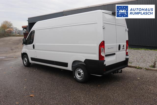 Fiat Professional Ducato series 9 35 L4H2 Kawa verblecht 140 MJT Euro-6D-Final MT 549 - Ducato Weiß "076 Sitzbezug Schwarz mit Ducato-Logo auf Kopfstütze" "502 Beifahrerairbag für Beifahrerdoppelsitz 5W3 Paket ""Techno Nav"" 5W6 Paket ""Visibility"" 5YJ Paket ""City"" 619 Heckflügeltüren 260 Grad Öffnung (Bei Auswahl Opt. 619 i.V.m. 519.muss Opt. 029 mitbestellt werd 6JA Starre Anhängerkupplung 835 Ablagefach im Dach (Serie bei Maxi 40 + Doka) 92P Kraftstofftank 75 Liter JKU 230-Volt-Steckdose an der Mittelkonsole 077 verstärkte Federn hinten SERIE"