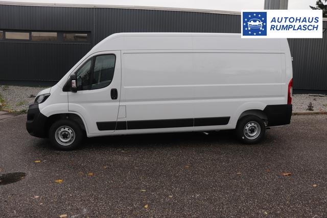 Fiat Professional Ducato series 9 35 L4H2 Kawa verblecht 140 MJT Euro-6D-Final MT 549 - Ducato Weiß "076 Sitzbezug Schwarz mit Ducato-Logo auf Kopfstütze" "502 Beifahrerairbag für Beifahrerdoppelsitz 5W3 Paket ""Techno Nav"" 5W6 Paket ""Visibility"" 5YJ Paket ""City"" 619 Heckflügeltüren 260 Grad Öffnung (Bei Auswahl Opt. 619 i.V.m. 519.muss Opt. 029 mitbestellt werd 6JA Starre Anhängerkupplung 835 Ablagefach im Dach (Serie bei Maxi 40 + Doka) 92P Kraftstofftank 75 Liter JKU 230-Volt-Steckdose an der Mittelkonsole 077 verstärkte Federn hinten SERIE"