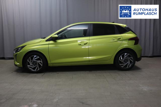 Hyundai i20 Family 1.0 T-GDI 73 kW (100 PS) Navigationssystem, Klimaautomatik, Sitzheizung, Lenkradheizung, Radio mit DAB, Apple CarPlay & Android Auto, R&uuml;ckfahrkamera, Einparkhilfe hinten, Lichtsensor, Spurassistent, Fernlichtassistent, Verkehrszeichenassistent uvm. 