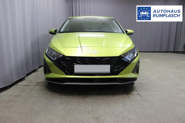 Hyundai i20 Family 1.0 T-GDI 73 kW (100 PS) Navigationssystem, Klimaautomatik, Sitzheizung, Lenkradheizung, Radio mit DAB, Apple CarPlay & Android Auto, R&uuml;ckfahrkamera, Einparkhilfe hinten, Lichtsensor, Spurassistent, Fernlichtassistent, Verkehrszeichenassistent uvm. 