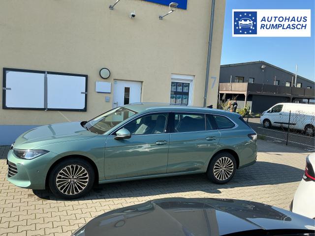Volkswagen / Passat Variant / Grün / Elegance+AHK / Maripositgrün / , Beispielbilder, ggf. teilweise mit Sonderausstattung
