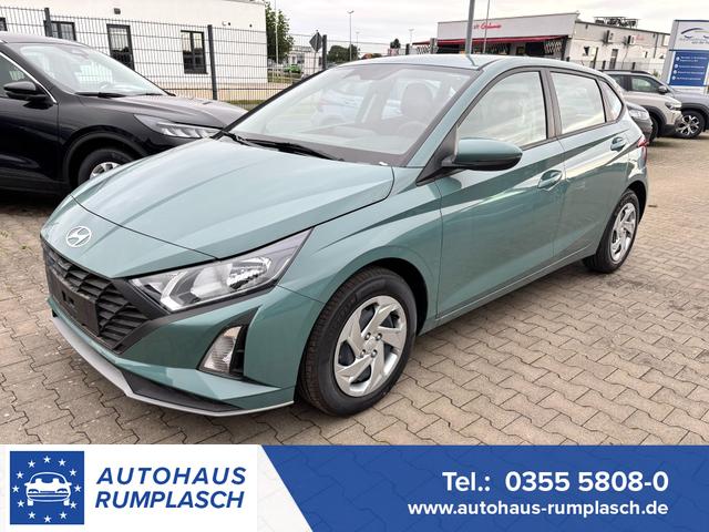 Hyundai i20 - Comfort 1.2i 79PS, MANGROVE-GREEN, 5 Jahre Garantie, NAVIGATION 10,25", Klima, Parksensoren hinten, Rückfahrkamera, Alarm, Lederlenkrad, Tempomat, Armlehne vorne, Reserverad, 4x elektr. Fensterheber, Fernlicht-Assistent