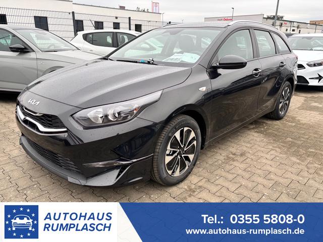 Kia Ceed Sportswagon - Spin 1.5 T-GDI 140PS 6-Gang, Schwarz-Metallic, 16" Alufelgen, Klimaanlage, Winter-Paket, Navigationssystem 10,25", Parksensoren hinten, Rückfahrkamera, Tempomat, Dachreling, Beheiztes Lederlenkrad, ZV mit Fernbedienung, Reserve-Notrad
