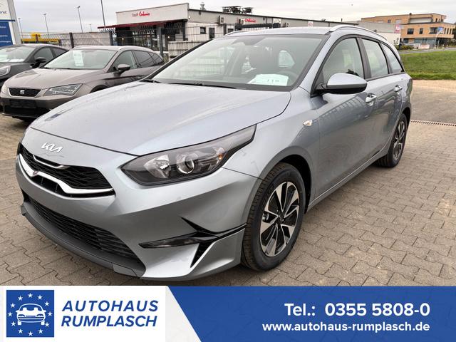 Kia Ceed Sportswagon - Spin 1.5 T-GDI 140PS 6-Gang, Lunar-Silver-Metallic, 16" Alufelgen, Klimaanlage, Winter-Paket, Navigationssystem 10,25", Parksensoren hinten, Rückfahrkamera, Tempomat, Dachreling, Beheiztes Lederlenkrad, ZV mit Fernbedienung, Reserve-Notrad