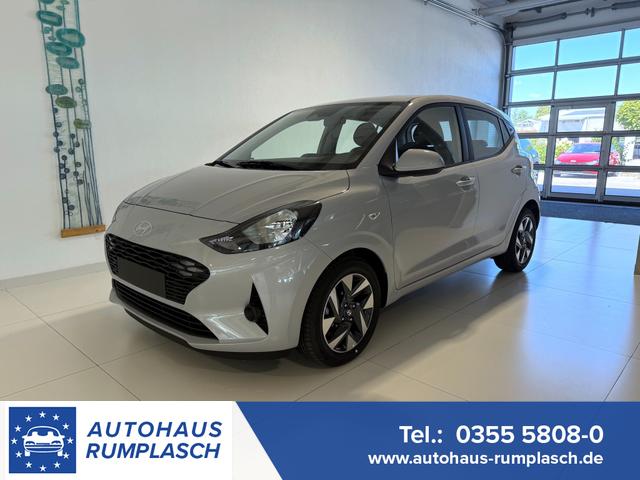 Hyundai i10 - 1.2 MT 57 kW (79 PS) Klimaanlage, Radio, DAB, Bluetooth, Apple CarPlay, Android Auto, Navigationssystem, Einparkhilfe hinten, Rückfahrkamera, elektrische Fensterheber vorne, LED-Tagfahrlicht, 15 Zoll Leichtmetallfelgen, uvm.