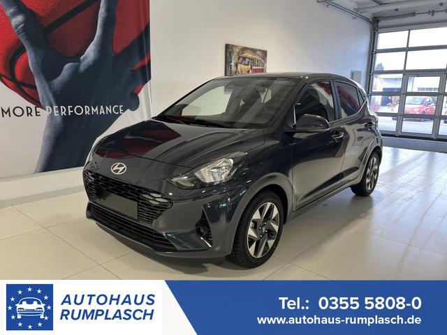 Hyundai i10 - GO+ 1.2 AMT 58 kW (79 PS) Klimaautomatik, Navigationssystem, Apple CarPlay & Android Auto, Sitzheizung, Lenkradheizung, Einparkhilfe hinten, R&uuml;ckfahrkamera, Privacy Glass, 15" Leichtmetallfelgen, uvm.