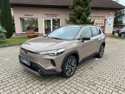 360° Außenansicht Toyota Corolla Cross      Style Teamplayer Hybrid 2,0-l-VVT-i Systemleistung 131 kW (178 PS) Neues Modell  