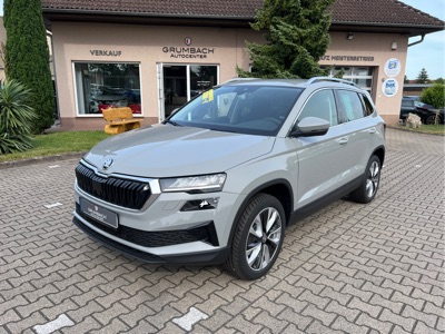 360° Außenansicht Skoda Karoq      Selection Plus 1.5 TSI DSG 150PS/110kW 2026 Park-Paket TravelAssist Sitzh. SideAssist 18Zoll Kamera Lenkr.hzb.  