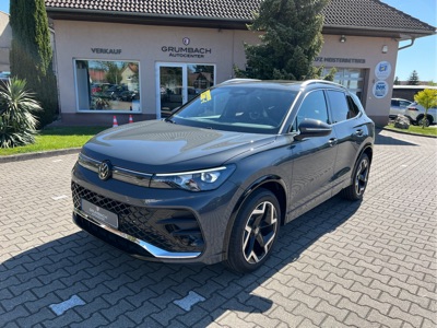 360° Außenansicht Volkswagen Tiguan      1.5 eTSI MHEV DSG R-Line Pano AZV IQPremium Matrix Navi Winterpaket TopAusst.  