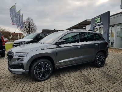 360° Außenansicht Skoda Karoq      1.5 TSI SPORTLINE 7-GANG DSG AUTOMATIK! FRONTSCHEIBEN+SITZHEIZUNG VORNE+HINTEN-AHK SCHWENKBAR-NAVIGATION-ELEKTR+HINTEN-KAMERA-MATRIX LED-KESSY-TEMPOMAT+ACC  