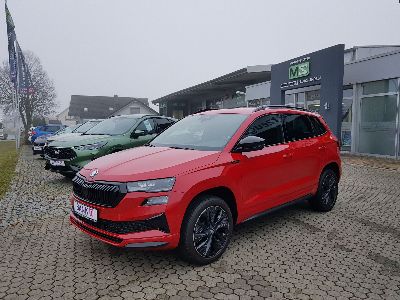 360° Außenansicht Skoda Karoq      1.5 TSI ACT Sportline 7-GANG DSG AUTOMATIK! AHK SCHWENKBAR+NAVIGATION+ELEKTR.HECKKLAPPE+3-ZONEN KLIMAAUTOMATIK+KAMERA+WINTERPAKET+MATRIX LED+KESSY+TEMPOMAT+ACC+PDC VORNE UND HINTEN+ 5 JAHRE GARANTIE!  
