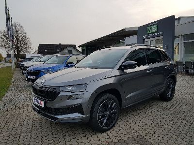 360° Außenansicht Skoda Karoq      2.0 TDI Sportline 4x4 7-GANG DSG AUTOMATIK! AHK SCHWENKBAR+NAVIGATION+ELEKTR.HECKKLAPPE+3-ZONEN CLIMATRONIC+FRONTSCHEIBENHEIZUNG+KAMERA+WINTERPAKET+MATRIX LED+KESSY+TEMPOMAT+ACC+PDC VORNE UND HINTEN+ 5 JAHRE GARANTIE!  