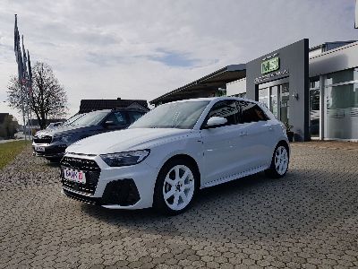 360° Außenansicht Audi A1 Sportback      25 1.0 TFSI S-line + 7,5x18 ALU 7-Speichen Weiß MMI Navigation Plus Infotainment-Paket-Plus Sportsitze Optik-Paket schwarz Tempomat PDC vorne / hinten Sitzheizung LED Scheinwerfer Fernlichtassistent  