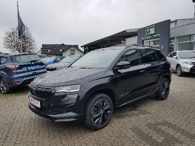 360° Außenansicht Skoda Karoq      1.5 TSI ACT Sportline 7-GANG DSG AUTOMATIK! AHK SCHWENKBAR+NAVIGATION+ELEKTR.HECKKLAPPE+KAMERA+WINTERPAKET+MATRIX LED+KESSY+TEMPOMAT+ACC+PDC VORNE UND HINTEN+ 5 JAHRE GARANTIE!  