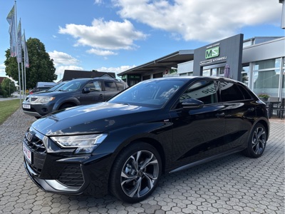 360° Außenansicht Audi A3 Sportback      1.5 TFSI S line 7-Gang S-tronic Automatik+ALU 8x18 Graphitgrau+Klima-Paket+LED+Sportsitze+MMI PLUS+Assitenz-Paket Fahren+elektrische Heckklappe+Schaltwippen....  