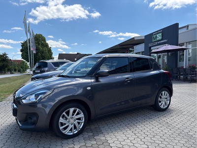 360° Außenansicht Suzuki Swift      1.2 Hybrid Dualjet SHVS Comfort AUTOMATIK-GETRIEBE ! TEMPOMAT ACC+KLIMA+KAMERA+LED+TOTE-WINKEL+PDC+SITZHEIZUNG+NAVIGATION+BLUETOOTH+SPRACHSTEUERUNG+ALU 16