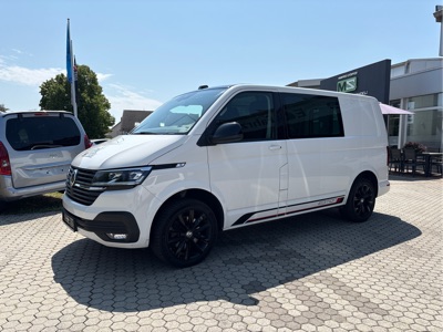 360° Außenansicht Volkswagen Transporter 6.1 Kastenwagen      T6.1 2.0 TDI 4MOTION Kasten EDITION L1H1 7-GANG DSG AUTOMATIK! ANHÄNGERKUPPLUNG + NAVIGATION LICHT & SICHT KAMERA 8x18 BLACK LED LKW ZULASSUNG !  