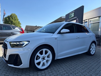 360° Außenansicht Audi A1 Sportback      25 1.0 TFSI S-line + 7,5x18 ALU 7-Speichen Weiß MMI Navigation Plus Infotainment-Paket-Plus Sportsitze Optik-Paket schwarz Tempomat PDC vorne / hinten Sitzheizung LED Scheinwerfer Fernlichtassistent  