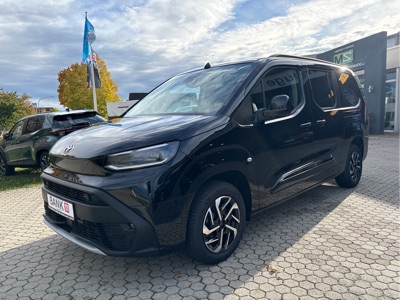 360° Außenansicht Toyota Proace City Verso      L2 Teamplayer 1.2 7-SITZER -TEMPOMAT-RÜCKFAHRKAMERA-KLIMAAUTOMATIK-PDC-SITZHEIZUNG-SPURHALTEASSISTENT-BLUETOOTH-SMART KEY SYSTEM-GESCHWINDIGKEITSBEGRENZER-DAB-ABLAGE PAKET... MODELL 
